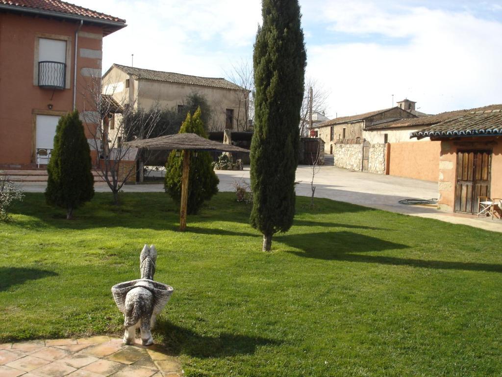 Posada Tresmentiras Aldeanueva del Camino Exterior foto